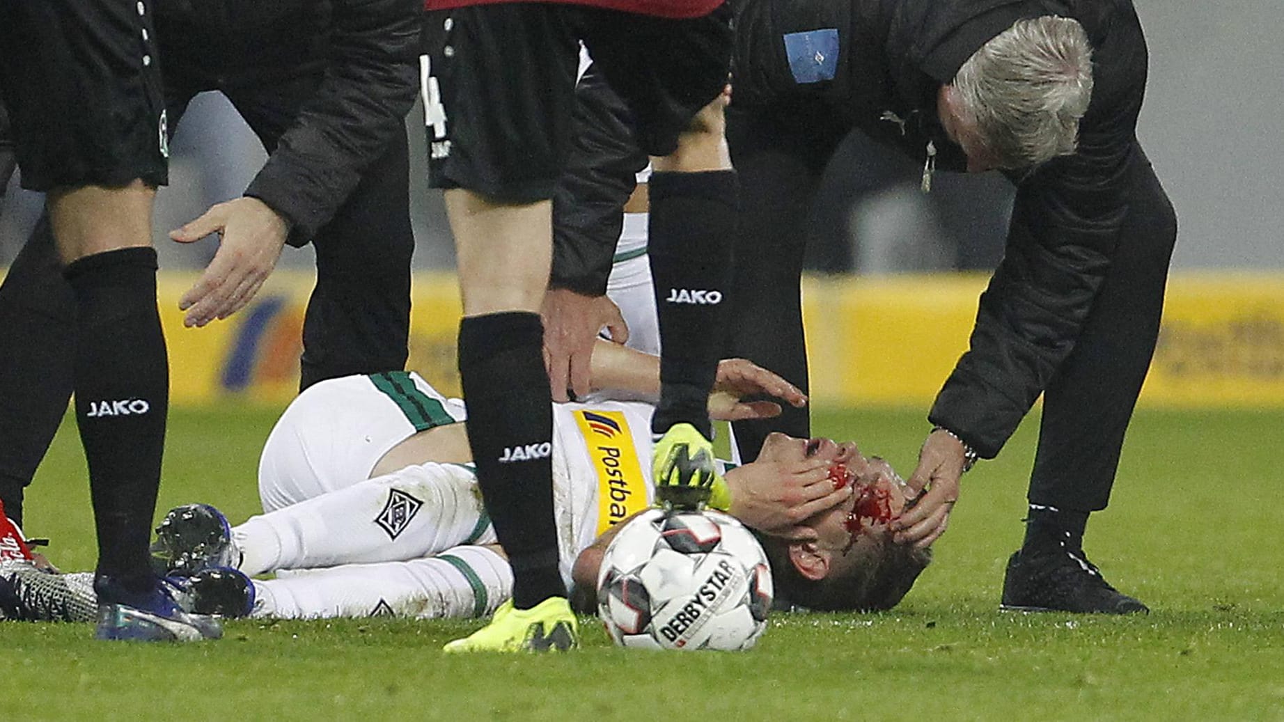 Matthias Ginter (Mitte) nach seinem Zusammenprall mit Noah Joel Sarenren Bazee.