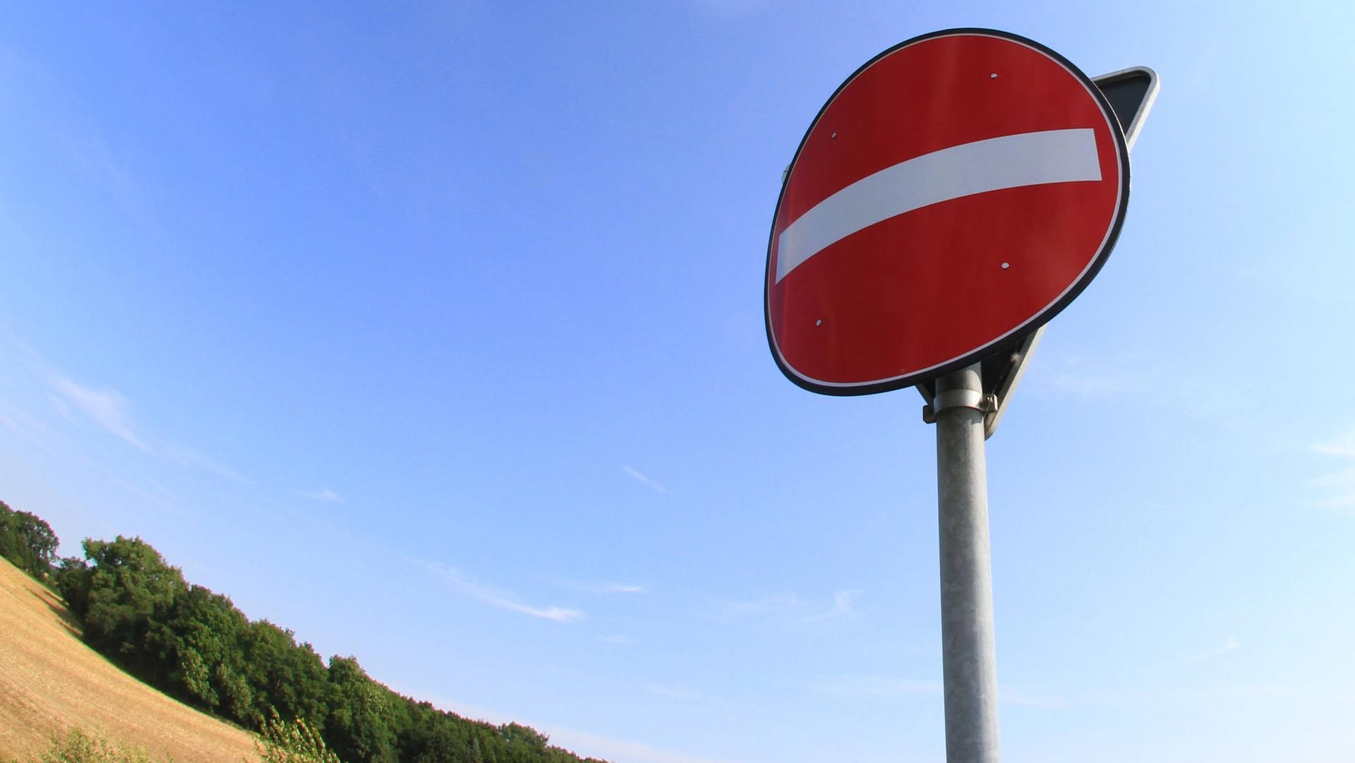 Einfahrt verboten: Die Seniorin war sieben Kilometer in die falsche Richtung gefahren. (Symbolbild) Einfahrt verboten: Die Seniorin war sieben Kilometer in die falsche Richtung gefahren. (Symbolbild)