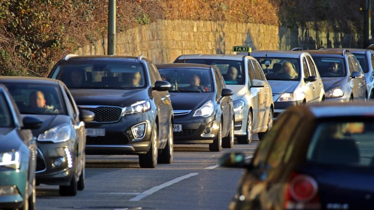 Autos im Berufsverkehr: Die CO2-Belastung durch Autoverkehr ist in den letzten Jahren erneut angestiegen.