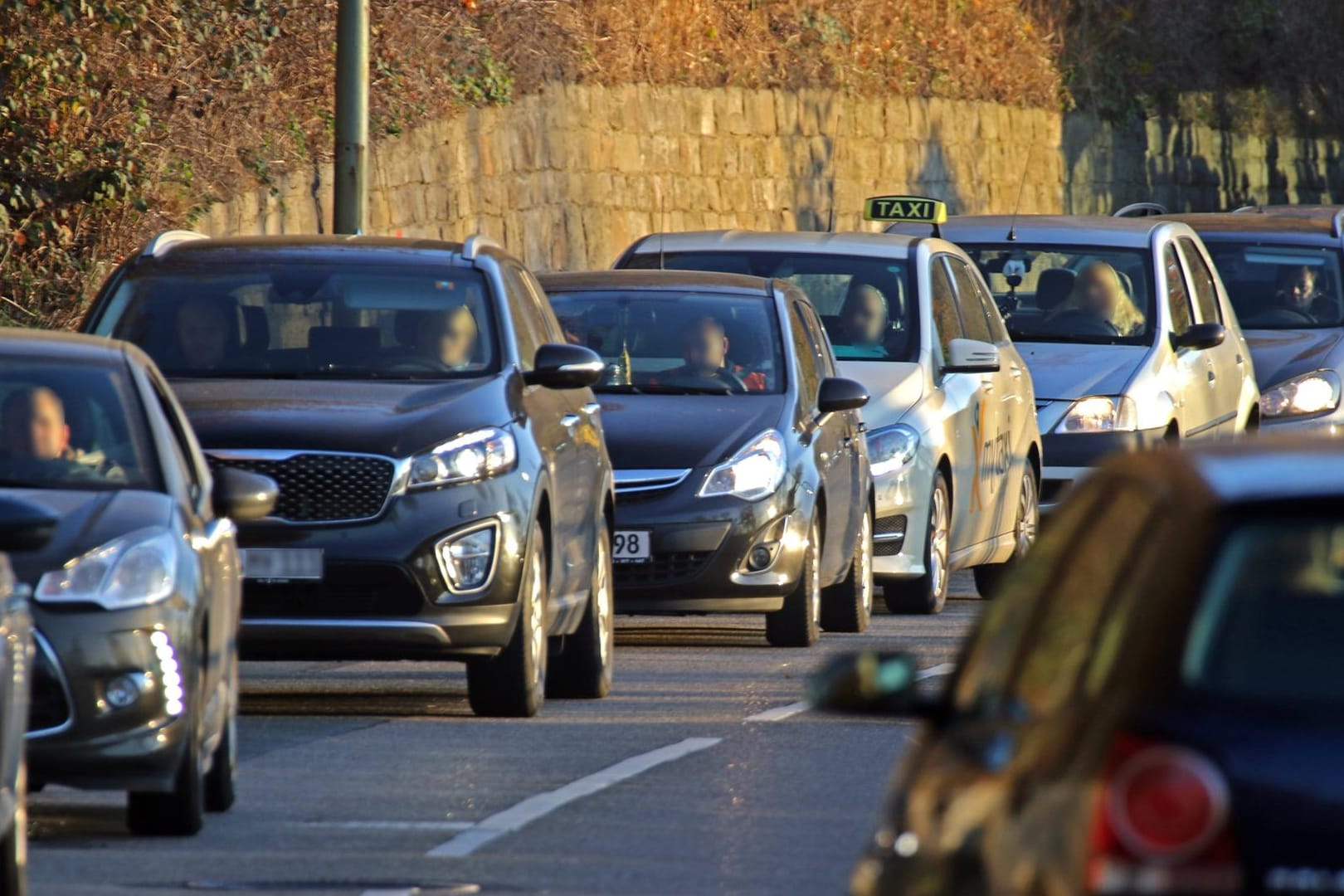 Autos im Berufsverkehr: Die CO2-Belastung durch Autoverkehr ist in den letzten Jahren erneut angestiegen.