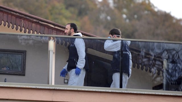 Die türkische Polizei und Spürhunde untersuchen zwei benachbarte Villen südlich von Istanbul. Die türkische Polizei und Spürhunde untersuchen zwei benachbarte Villen südlich von Istanbul.