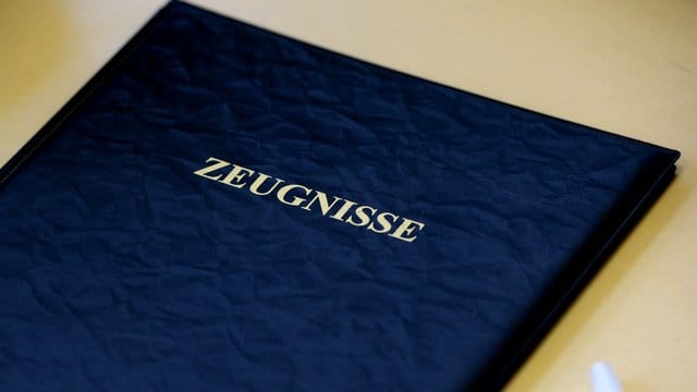 Zeugnismappe: Ein Schüler aus Sachsen hat gegen die Kopfnote in seinem Zeugnis geklagt – und Recht bekommen.