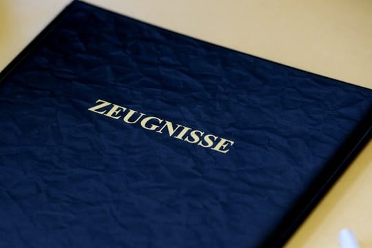 Zeugnismappe: Ein Schüler aus Sachsen hat gegen die Kopfnote in seinem Zeugnis geklagt – und Recht bekommen.