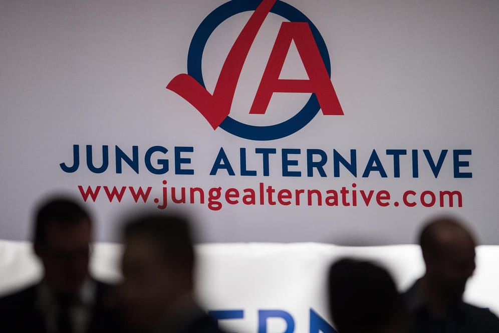 Mitglieder beim Bundeskongress vor dem Logo der "Jungen Alternative": Die Jugendorganisation der AfD bekommt Druck aus der Parteispitze.