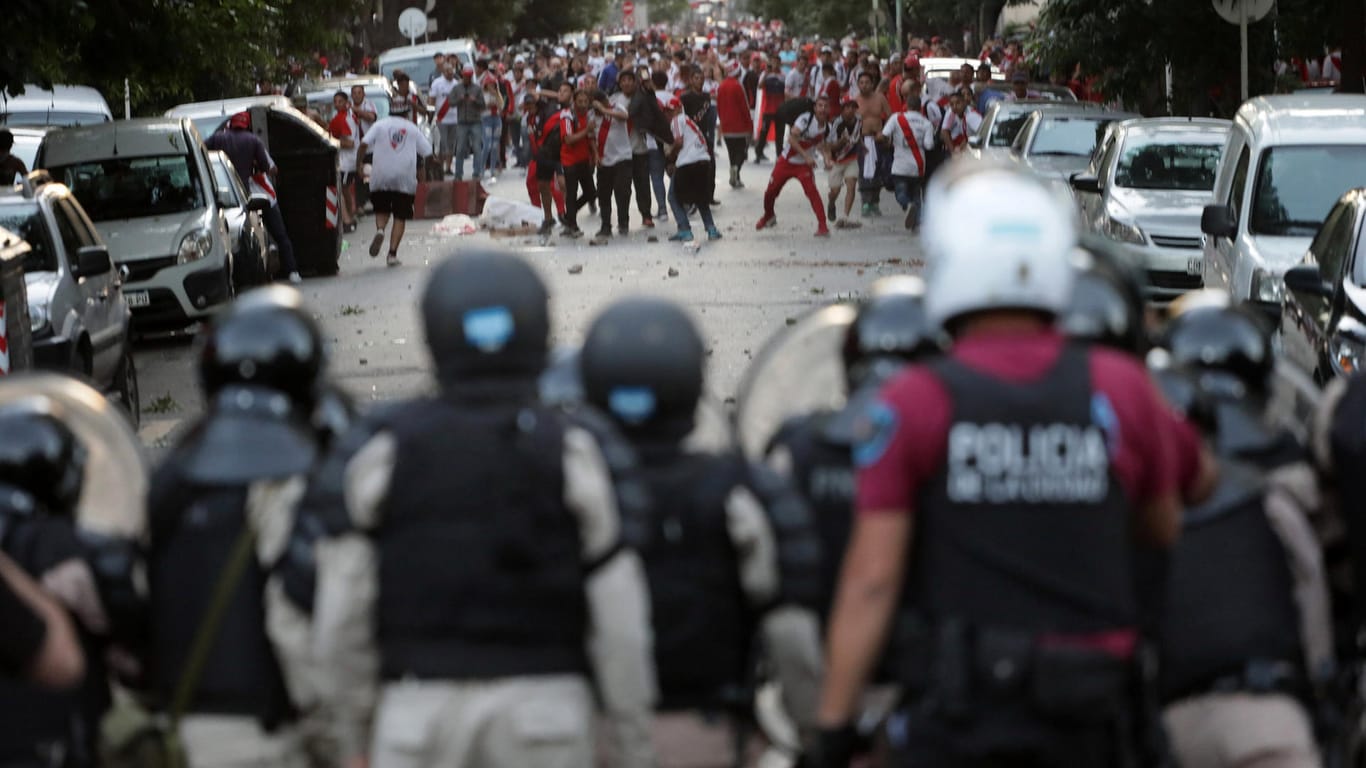 Polizisten gegen Fußballfans: Buenos Aires am Samstag.