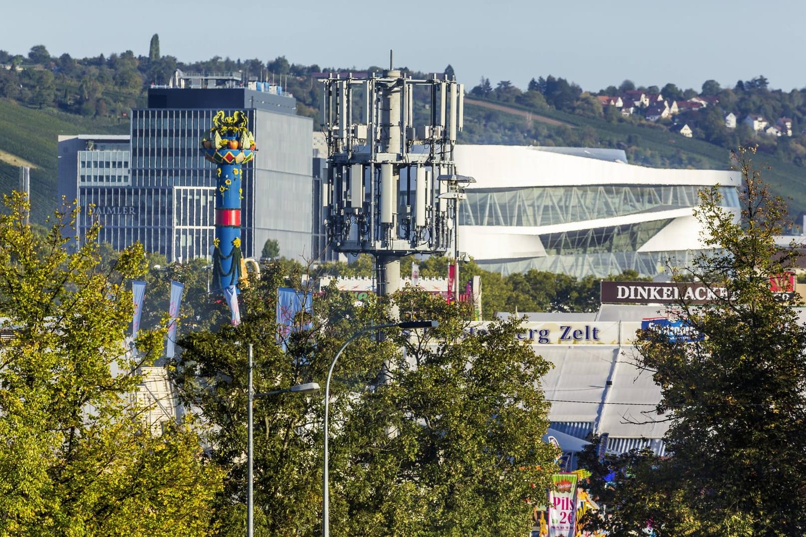 Mobilfunkmast auf dem Cannstatter Wasen in Stuttgart: Die Versteigerung der ersten 5G-Lizenzen kann wie geplant im Frühjahr 2019 stattfinden.