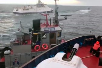 In Rambo-Manier: Ein Schiff der russischen Küsten wache (im Vordergrund) rammt ein ukrainisches Marineboot.