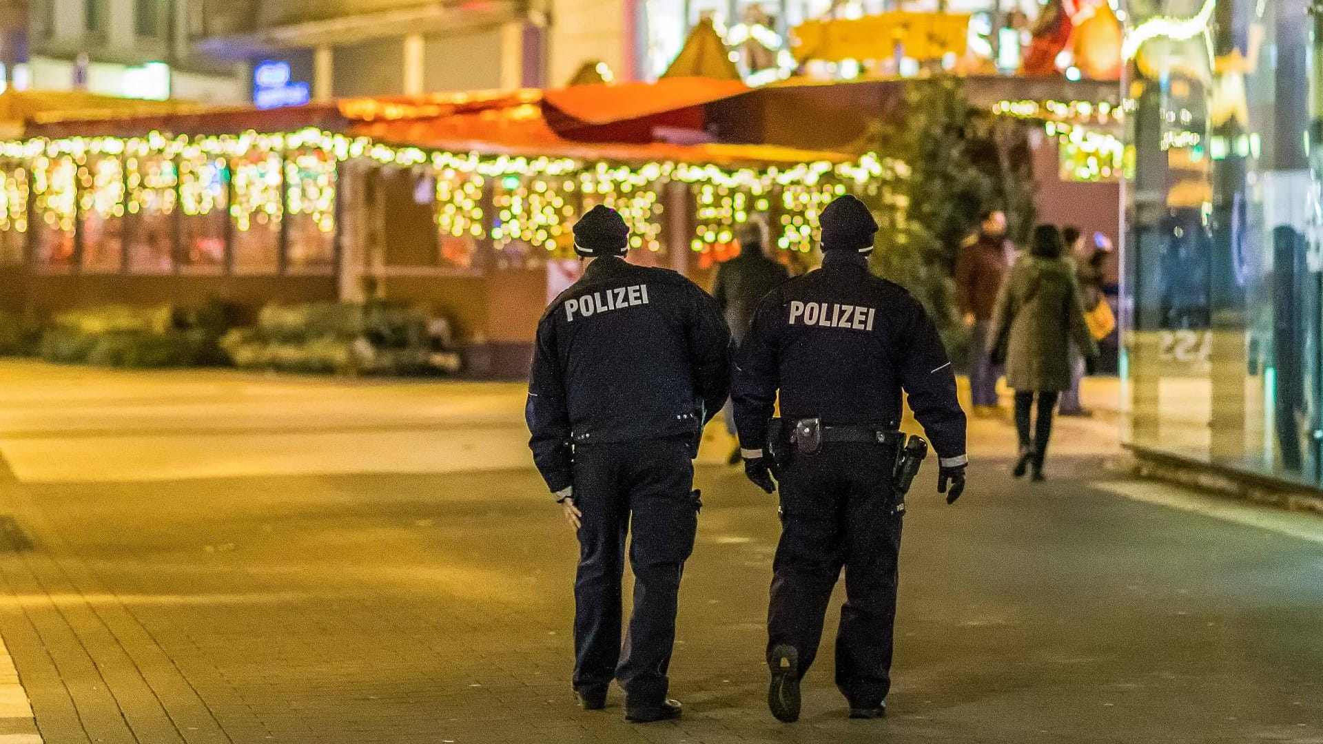 Polizisten am Rande eines Weihnachtsmarktes: Viele Märkte haben ihre Sicherheitsvorkehrungen erhöht.