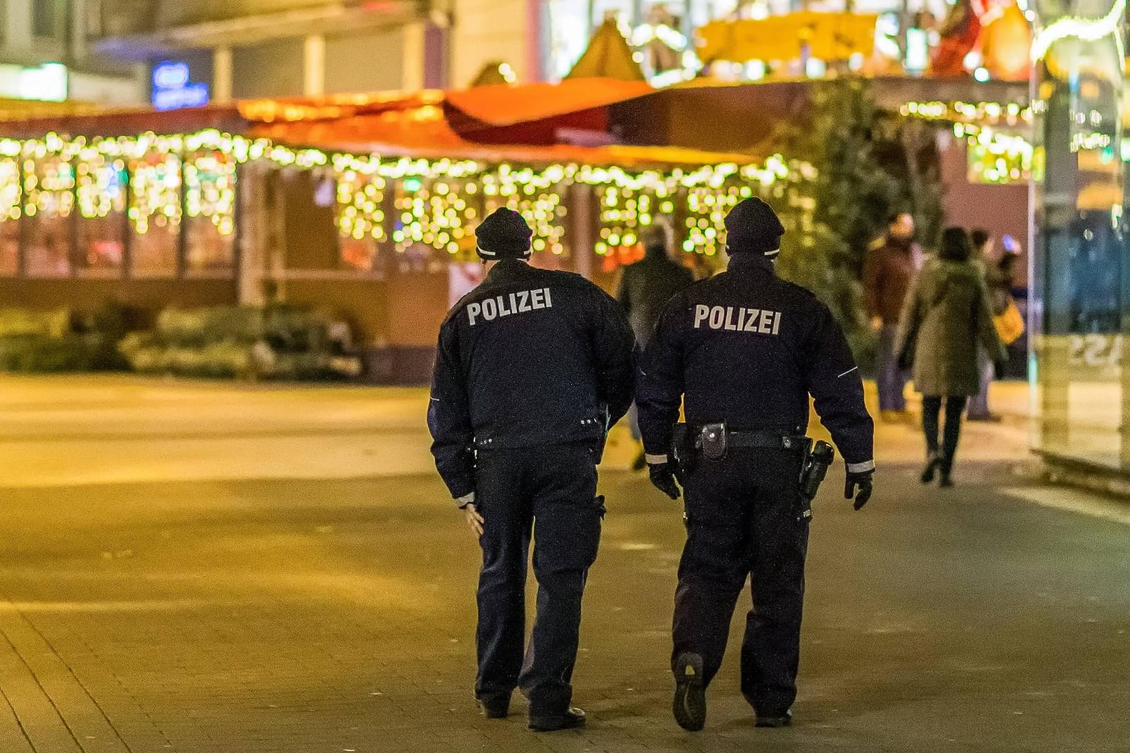 Polizisten am Rande eines Weihnachtsmarktes: Viele Märkte haben ihre Sicherheitsvorkehrungen erhöht.