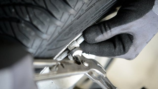 Autofahrer sollten beim Wechsel auf Winterreifen auch das Auswuchten der Räder in Auftrag geben.