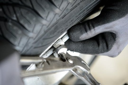 Autofahrer sollten beim Wechsel auf Winterreifen auch das Auswuchten der Räder in Auftrag geben.
