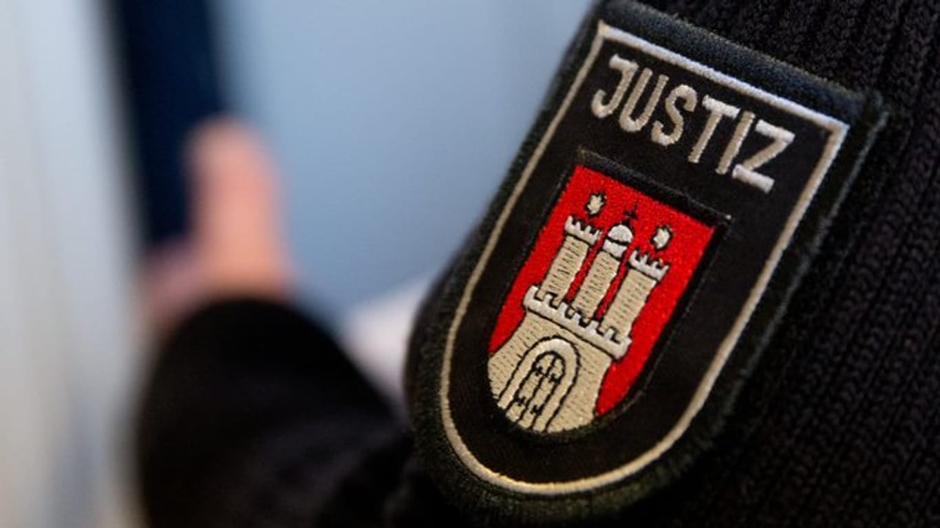Ein Justizbeamter in Hamburg (Symbolbild): Gegen Vollzugsbeamte wird wegen Körperverletzung ermittelt.