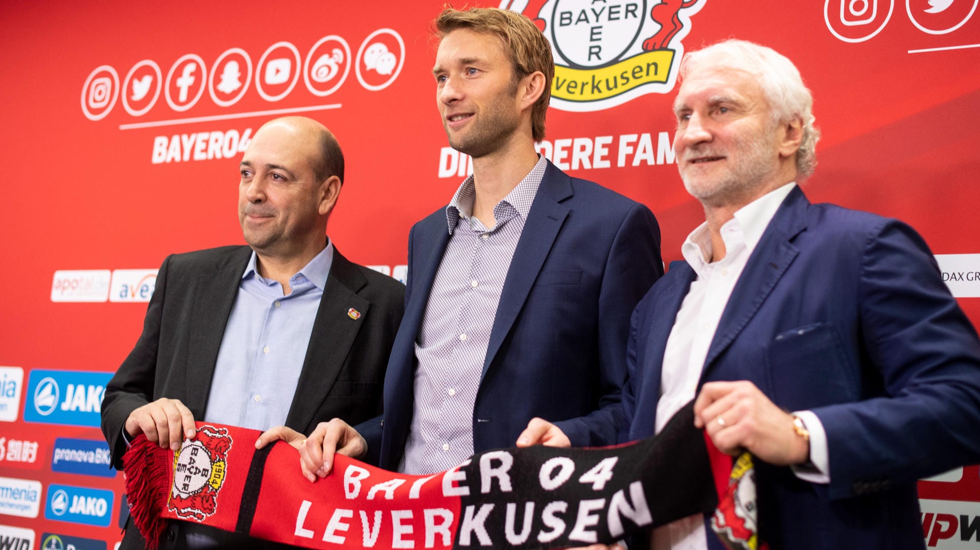 Neuer Hoffnungsträger: Rudi Völler (r.) und Fernando Carro (l.) bei der Vorstellung des neuen Sportdirektors Simon Rolfes.