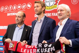 Neuer Hoffnungsträger: Rudi Völler (r.) und Fernando Carro (l.) bei der Vorstellung des neuen Sportdirektors Simon Rolfes.