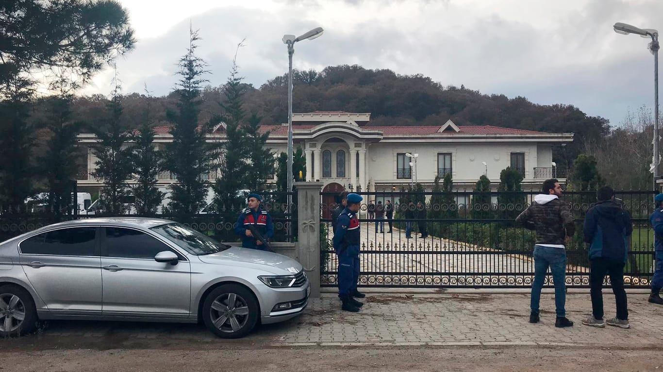 Polizisten stehen am Eingang einer privaten Villa südlich von Istanbul. Der türkischen Nachrichtenagentur zufolge findet die Durchsuchung im Rahmen der Investigationen des getöteten Journalisten Jamal Khashoggi aus Saudi-Arabien statt.