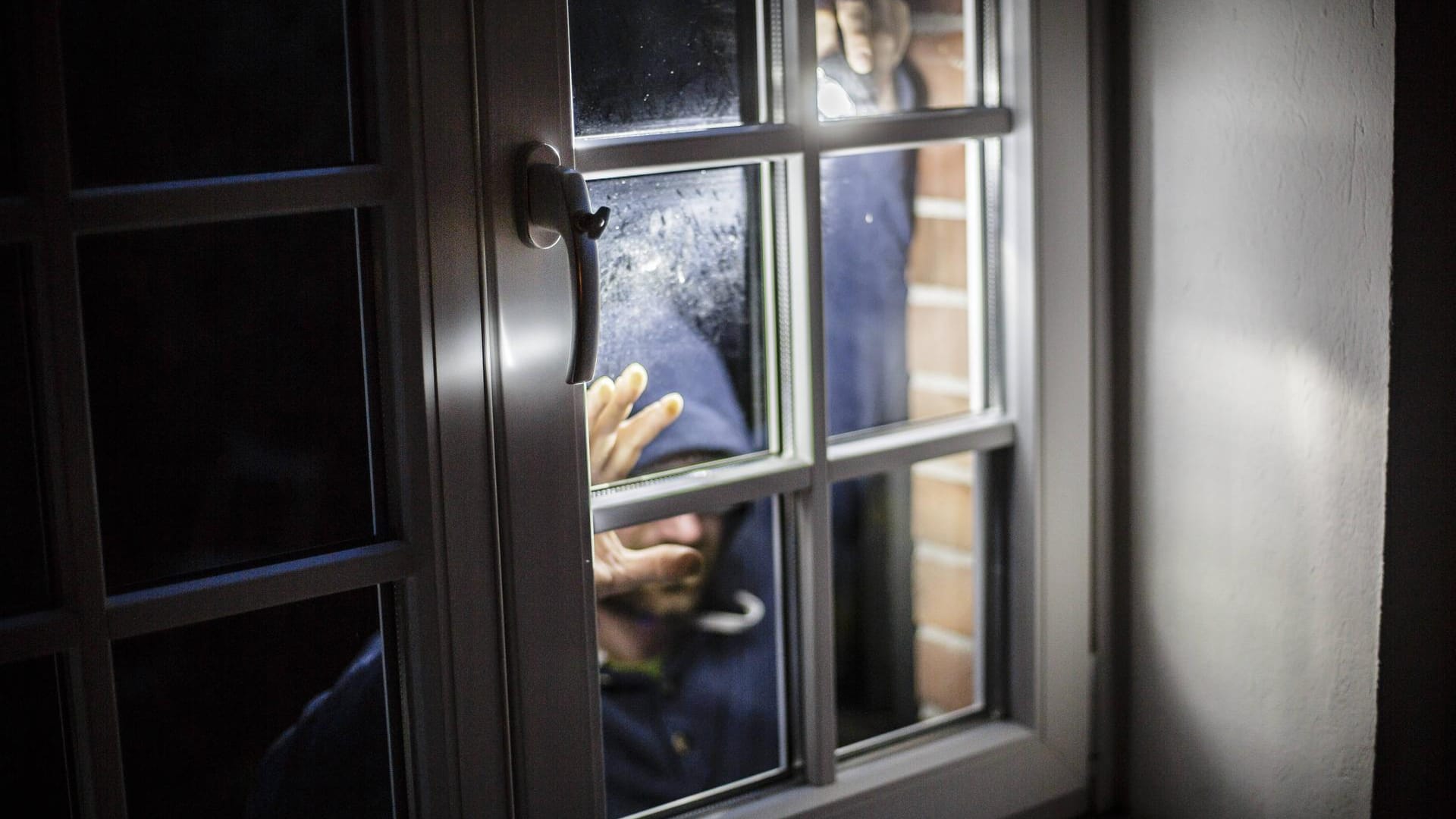 Gestellte Aufnahme eines Einbrechers (Symbolbild): Der 32-jährige Einbrecher befindet sich inzwischen nicht mehr in Lebensgefahr. Gestellte Aufnahme eines Einbrechers (Symbolbild): Der 32-jährige Einbrecher befindet sich inzwischen nicht mehr in Lebensgefahr.