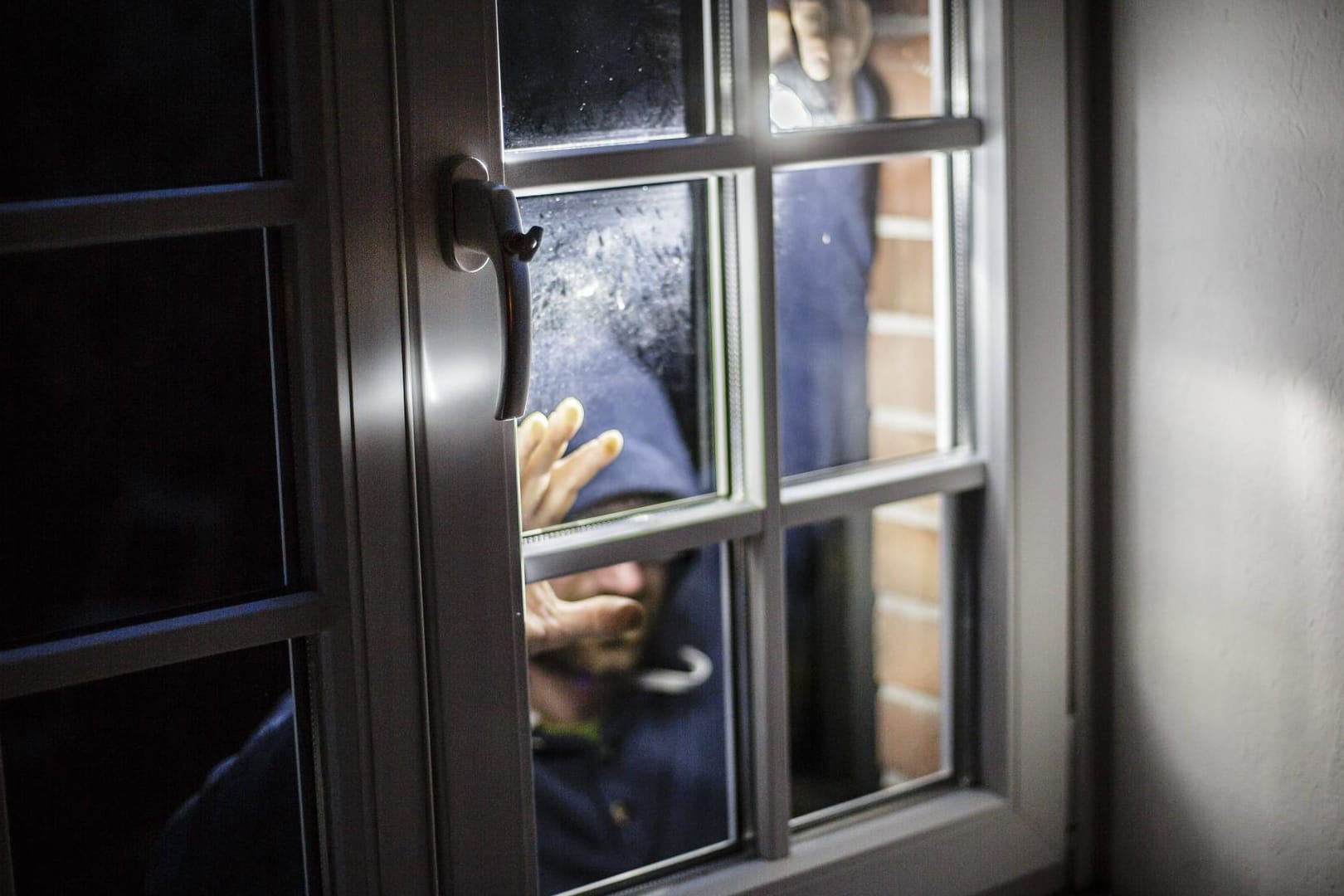 Gestellte Aufnahme eines Einbrechers (Symbolbild): Der 32-jährige Einbrecher befindet sich inzwischen nicht mehr in Lebensgefahr.