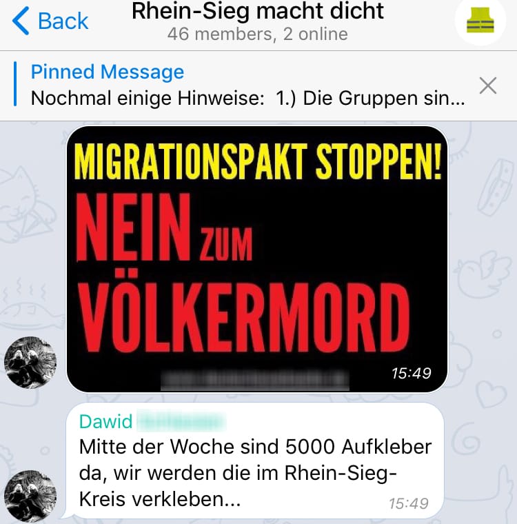 Gegen den Migrationspakt: Im Orga-Kanal der "Gelben Westen" widerspricht niemand gegen den Plan, Tausende "Völkermord"-Aufkleber anzubringen.