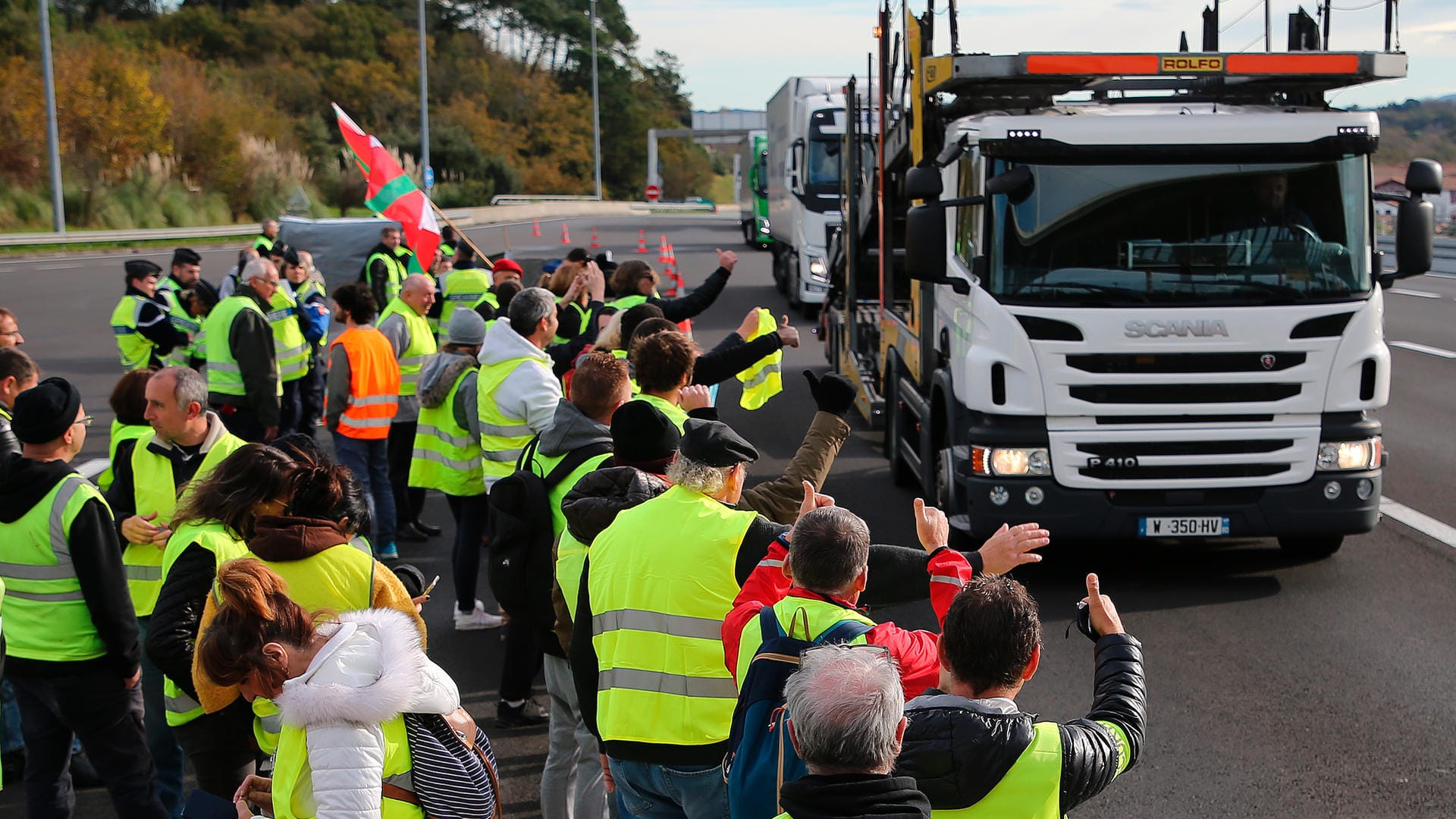 Friedliches Bild: Demonstranten in Frankreich winken vorbeifahrenden Lkws zu. Am Wochenende gab es aber auch schwere Ausschreitungen.