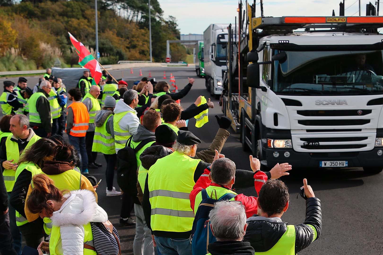 Friedliches Bild: Demonstranten in Frankreich winken vorbeifahrenden Lkws zu. Am Wochenende gab es aber auch schwere Ausschreitungen.