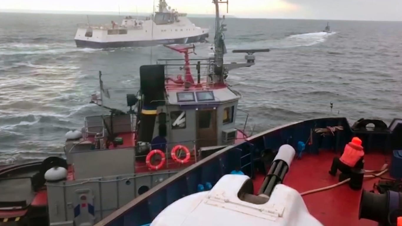 Der Vorfall zwischen der russischen Küstenwache und einem ukrainischen Marineboot: Russland zufolge fuhren drei ukrainische Schiffe unbefugt durch russische Hoheitsgewässer, während die Ukraine behauptet, dass eines ihrer Boote von einem russischen Küstenwachschiff gerammt wurde.
