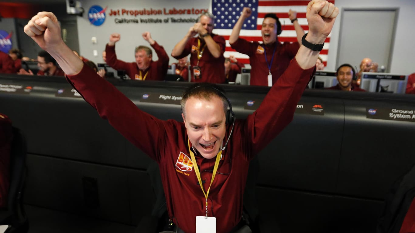 Ingenieur Kris Bruvold jubelt im Jet Propulsion Laboratory der NASA, als der InSight-Lander auf dem Mars landet. Der Nasa-Roboter «InSight» ist auf dem Mars gelandet.