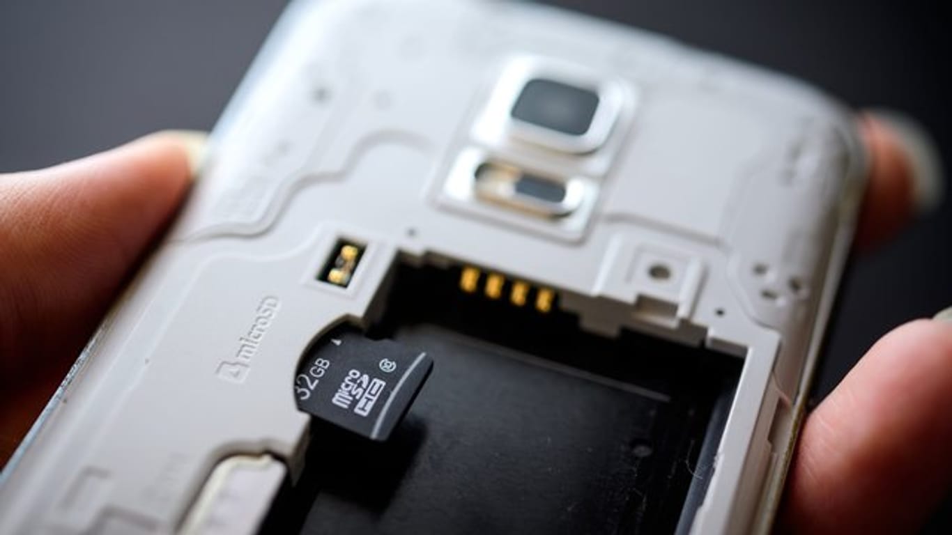 Viele Smartphone-Modelle bieten einen microSD-Slot und lassen ihre Speicherkapazität damit vervielfachen.