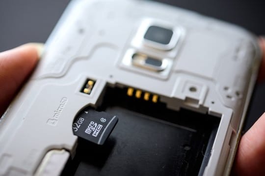 Viele Smartphone-Modelle bieten einen microSD-Slot und lassen ihre Speicherkapazität damit vervielfachen.