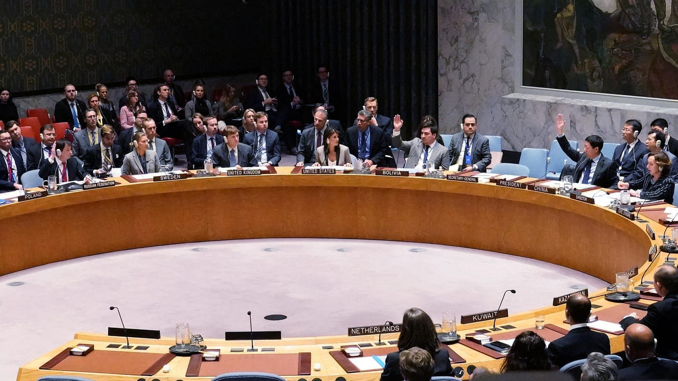 Die Mitglieder des Sicherheitsrates der Vereinten Nationen stimmen bei einem Treffen über die eskalierenden Spannungen zwischen der Ukraine und Russland im Hauptsitz der Vereinten Nationen ab.