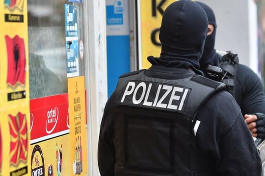 Vermummte Einsatzkräfte