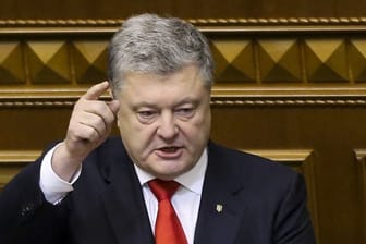 Petro Poroschenko, Präsident der Ukraine, hat angekündigt, dass von Mittwoch an für 30 Tage das Kriegsrecht gelten soll; das Parlament in Kiew stimmte dem zu.