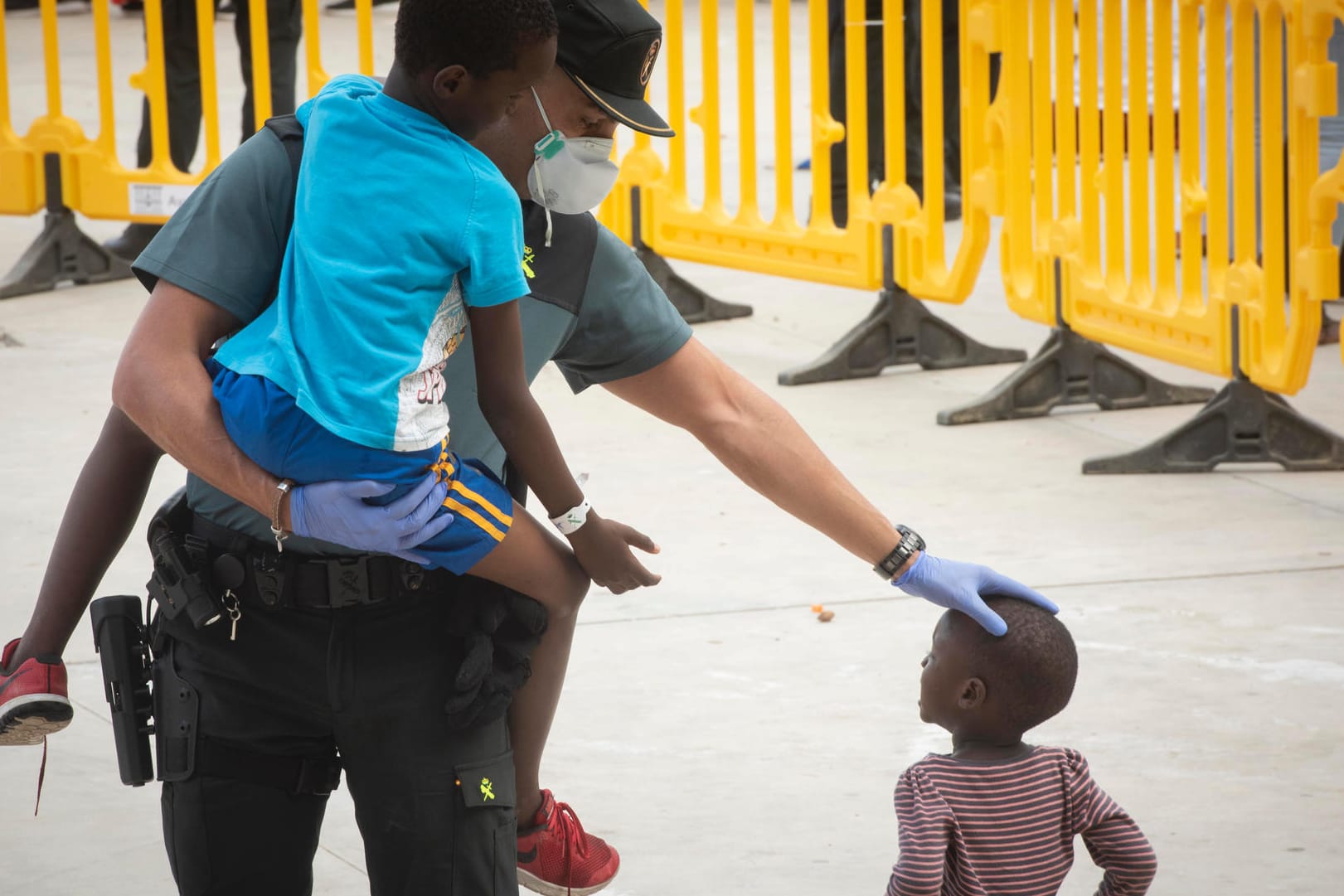 Ein Beamter der Guardia Civil trägt ein Flüchtlingskind (Archivbild)