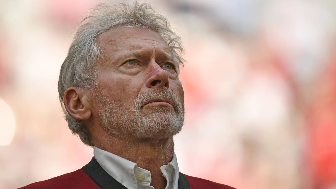 Paul Breitner: Der ehemalige Bayern-Profi will zwar noch ins Stadion kommen, seine beiden Ehrenkarten hat er aber zurückgegeben.