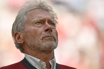 Paul Breitner: Der ehemalige Bayern-Profi will zwar noch ins Stadion kommen, seine beiden Ehrenkarten hat er aber zurückgegeben.