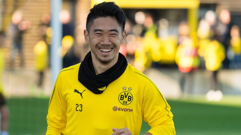 Shinji Kagawa lacht, obwohl er in dieser Saison keine Rolle beim BVB spielt. In der Bundesliga kam er erst auf zwei Einsätze und insgesamt 98 Spielminuten.