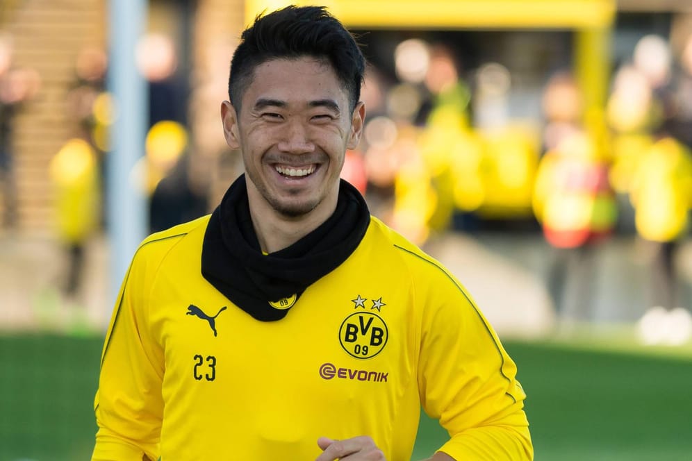 Shinji Kagawa lacht, obwohl er in dieser Saison keine Rolle beim BVB spielt. In der Bundesliga kam er erst auf zwei Einsätze und insgesamt 98 Spielminuten.