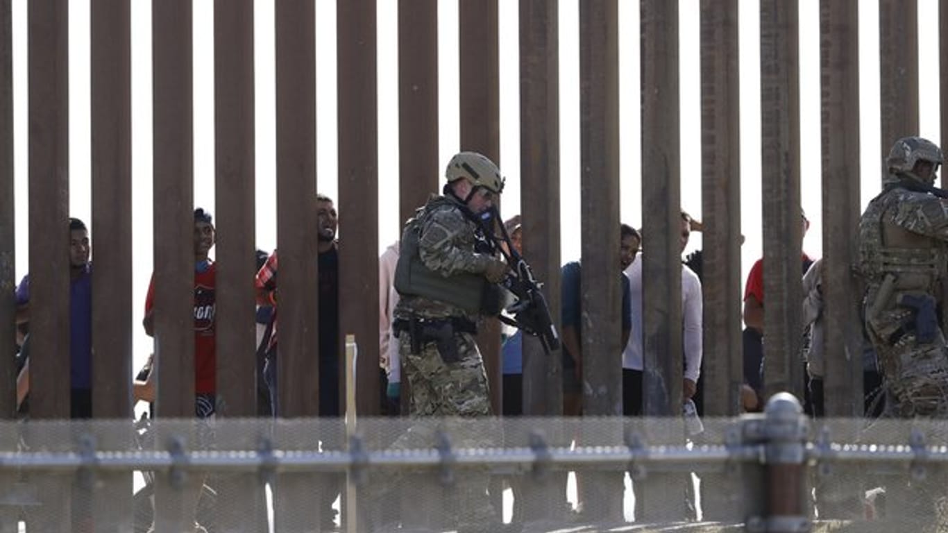 Mehrere hundert Menschen haben versucht, über die Nordgrenze Mexikos in die USA einzudringen.