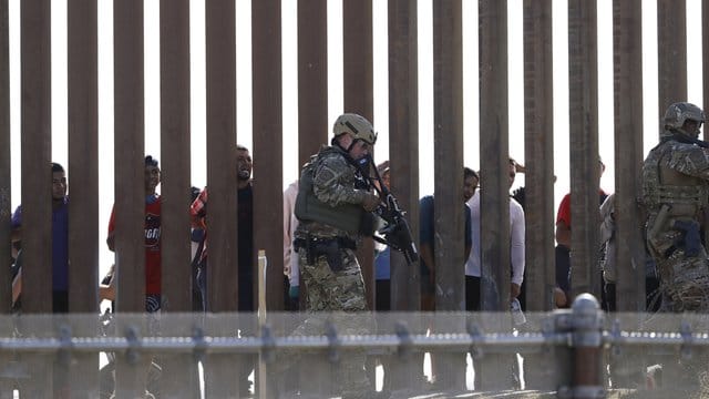 Mehrere hundert Menschen haben versucht, über die Nordgrenze Mexikos in die USA einzudringen. Mehrere hundert Menschen haben versucht, über die Nordgrenze Mexikos in die USA einzudringen.