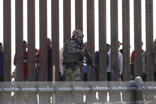 Mehrere hundert Menschen haben versucht, über die Nordgrenze Mexikos in die USA einzudringen.