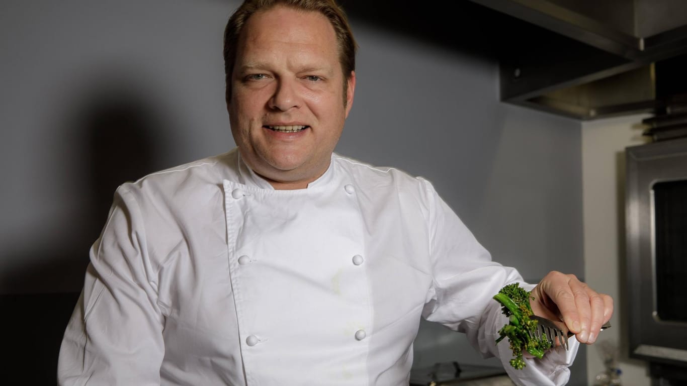 TV-Koch Björn Freitag hat am Montag Bedürftige in der Suppenküche in Hagen bekocht. (Archivfoto)