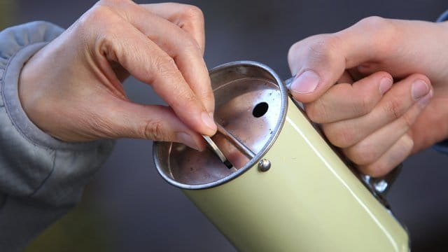 Wer nur an seriöse Hilfsorganisationen spenden möchte, kann sich am DZI-Siegel orientieren. Wer nur an seriöse Hilfsorganisationen spenden möchte, kann sich am DZI-Siegel orientieren.