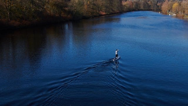 Stehpaddler sollten mindestens 300 Meter Abstand zu Wasservögeln einhalten. Stehpaddler sollten mindestens 300 Meter Abstand zu Wasservögeln einhalten.