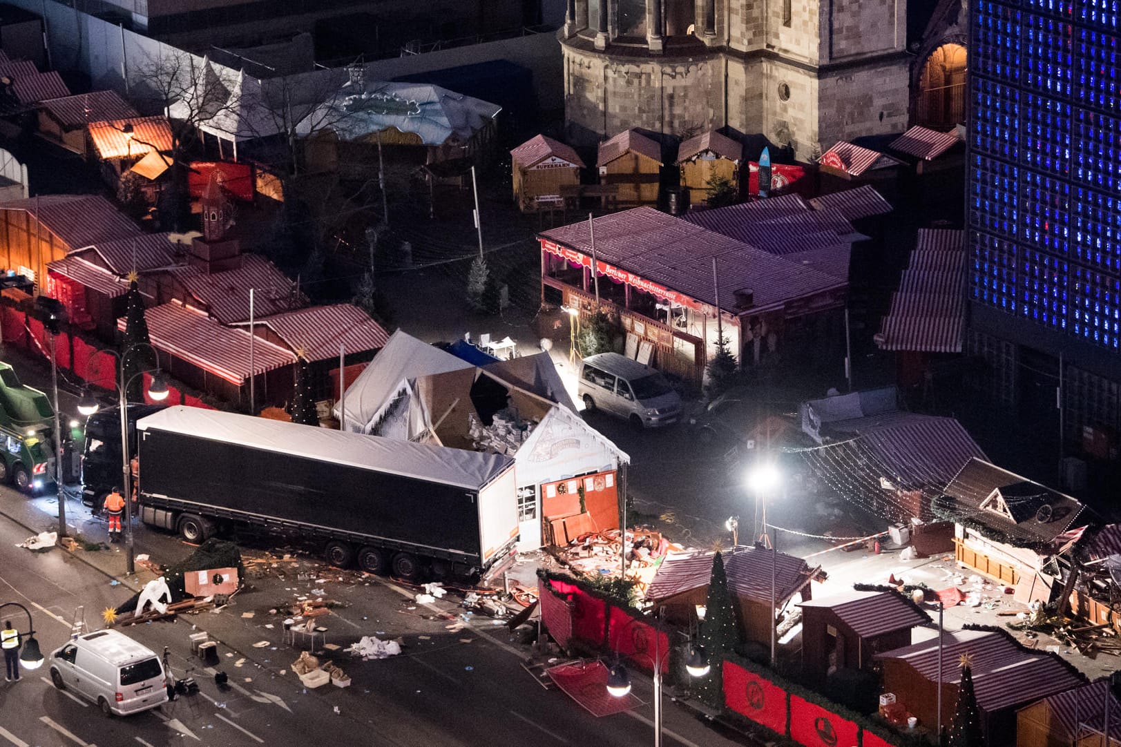 Der Breitscheidplatz nach dem Anschlag auf den Weihnachtsmarkt: Anis Amri gelang nach der Tat zunächst die Flucht. In Italien wurde er von der Polizei erschossen.