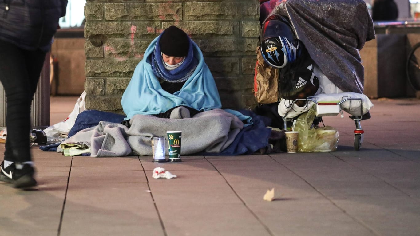 Ein Obdachloser sitzt in der Kälte auf dem Boden und bittet um Spenden. (Symbolfoto)