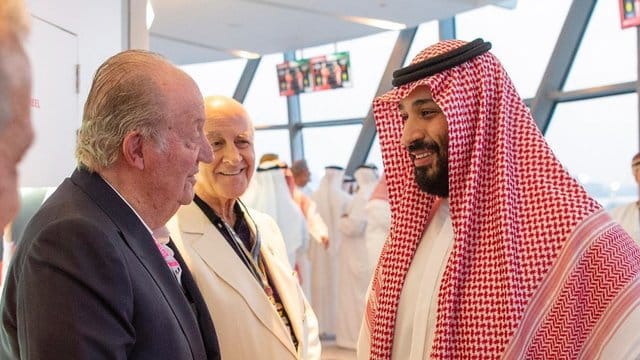 Saudi-Arabiens Kronprinz Mohammed bin Salman Al Saud (r) und Juan Carlos beim Abu Dhabi Grand Prix.