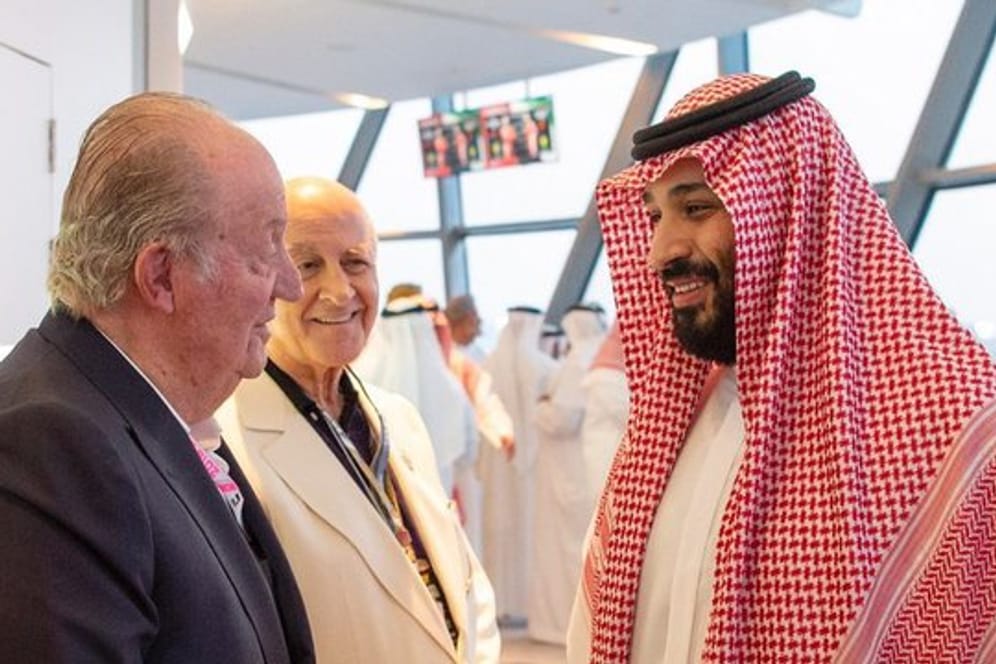 Saudi-Arabiens Kronprinz Mohammed bin Salman Al Saud (r) und Juan Carlos beim Abu Dhabi Grand Prix.