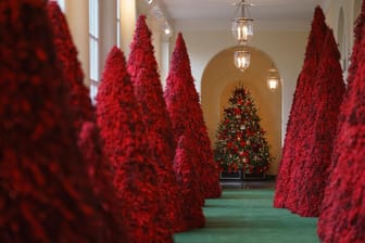 Rote Tannenbäume säumen einen Gang im Weißen Haus: Rot dominiert die diesjährige Dekoration im Weißen Haus.