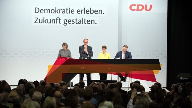 Moderatorin Claudia von Brauchitsch (l) und die Kandidaten Friedrich ‎Merz, Annegret Kramp-Karrenbauer und Jens Spahn (r) auf der Regionalkonferenz in Düsseldorf.