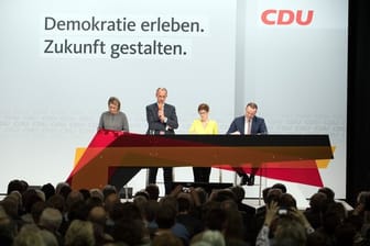 Moderatorin Claudia von Brauchitsch (l) und die Kandidaten Friedrich ‎Merz, Annegret Kramp-Karrenbauer und Jens Spahn (r) auf der Regionalkonferenz in Düsseldorf.
