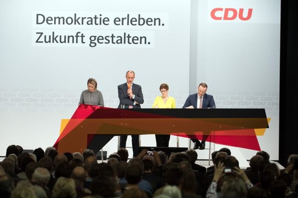 Moderatorin Claudia von Brauchitsch (l) und die Kandidaten Friedrich ‎Merz, Annegret Kramp-Karrenbauer und Jens Spahn (r) auf der Regionalkonferenz in Düsseldorf.